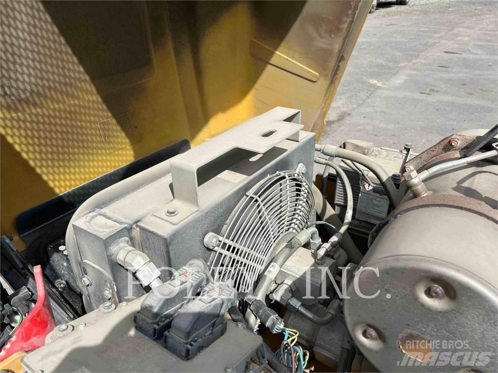 CAT CB34B 双轮压路机