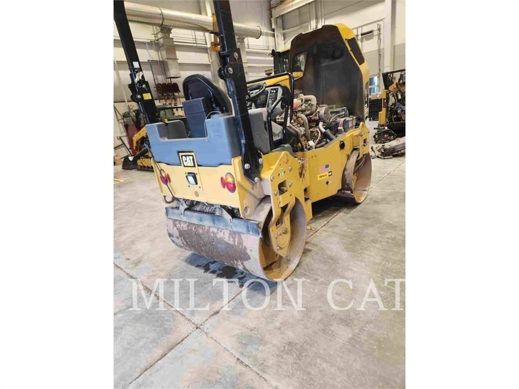 CAT CB34B 双轮压路机