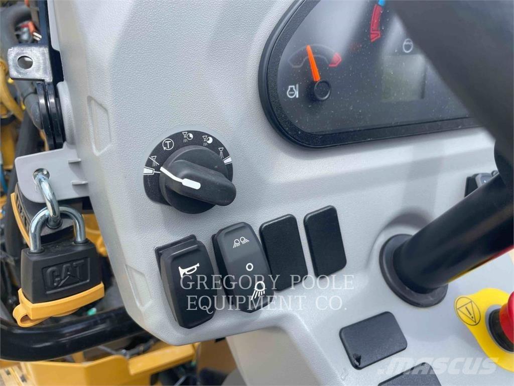 CAT CB4.003 双轮压路机