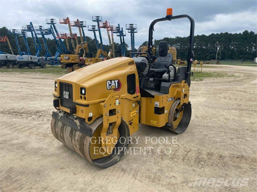 CAT CB4.003 双轮压路机