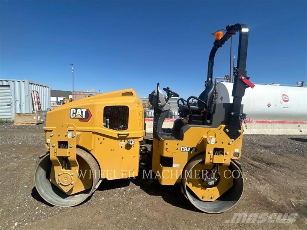 CAT CB4.4 双轮压路机