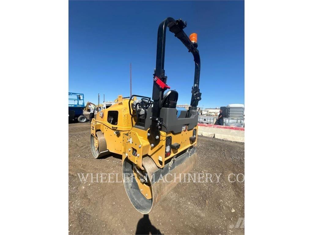 CAT CB4.4 双轮压路机