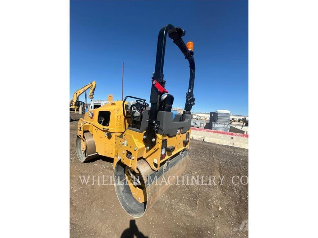 CAT CB4.4 双轮压路机