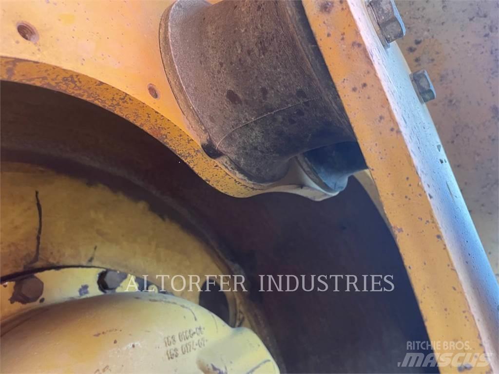 CAT CB54B 双轮压路机