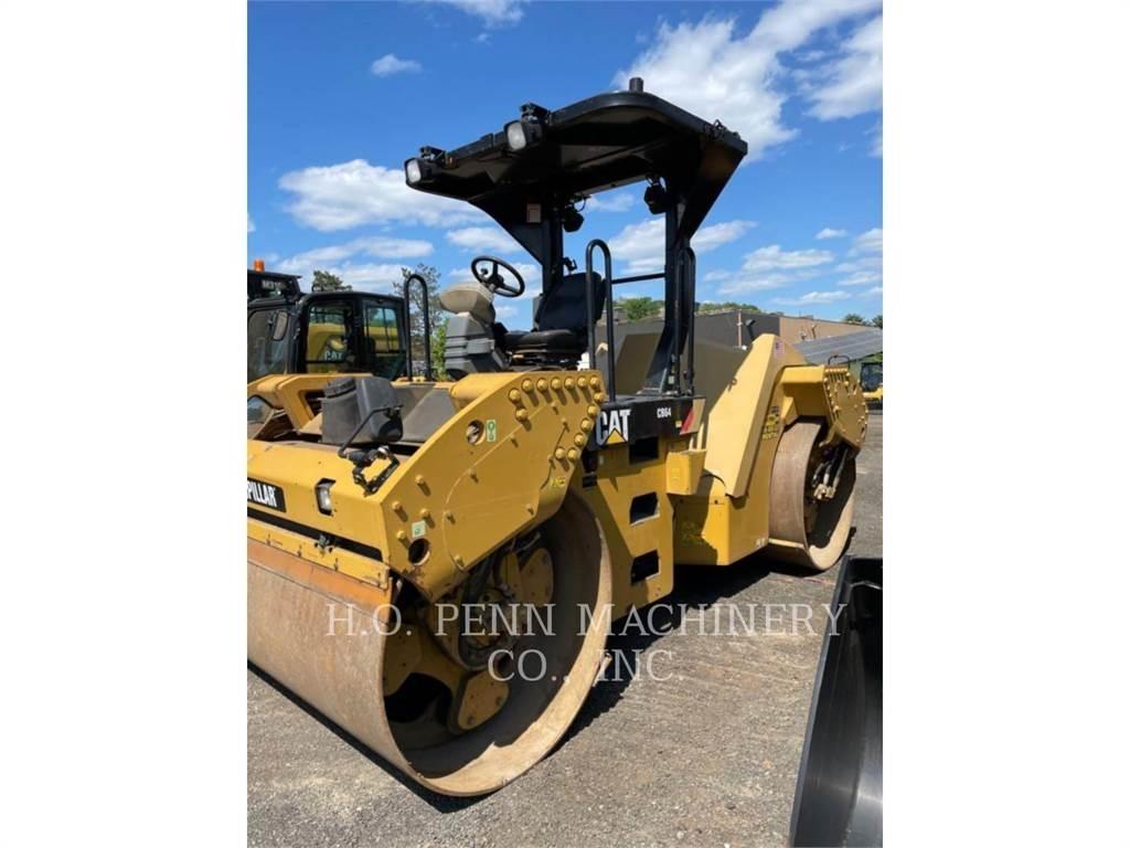 CAT CB64 双轮压路机
