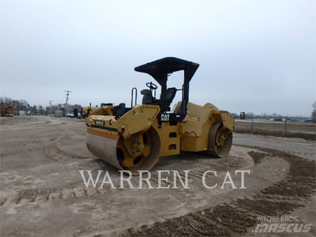CAT CB64 沥青摊铺机