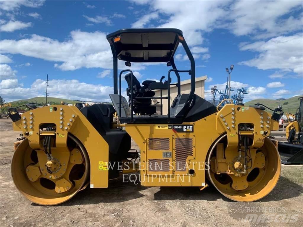 CAT CB64 双轮压路机