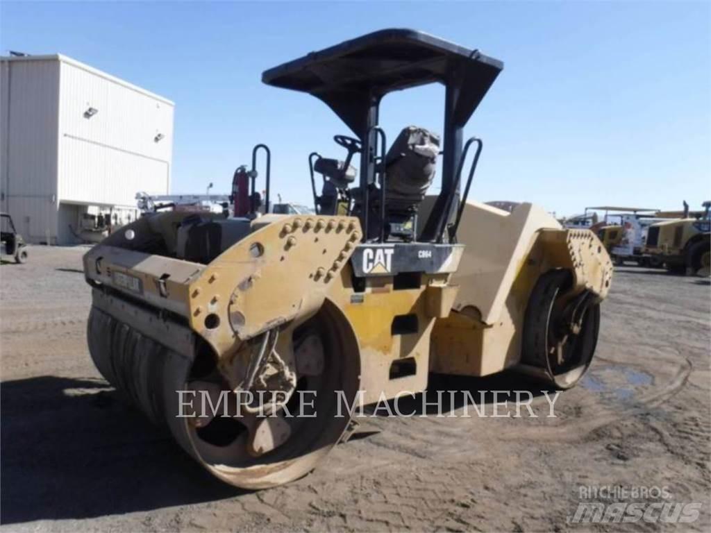 CAT CB64 双轮压路机