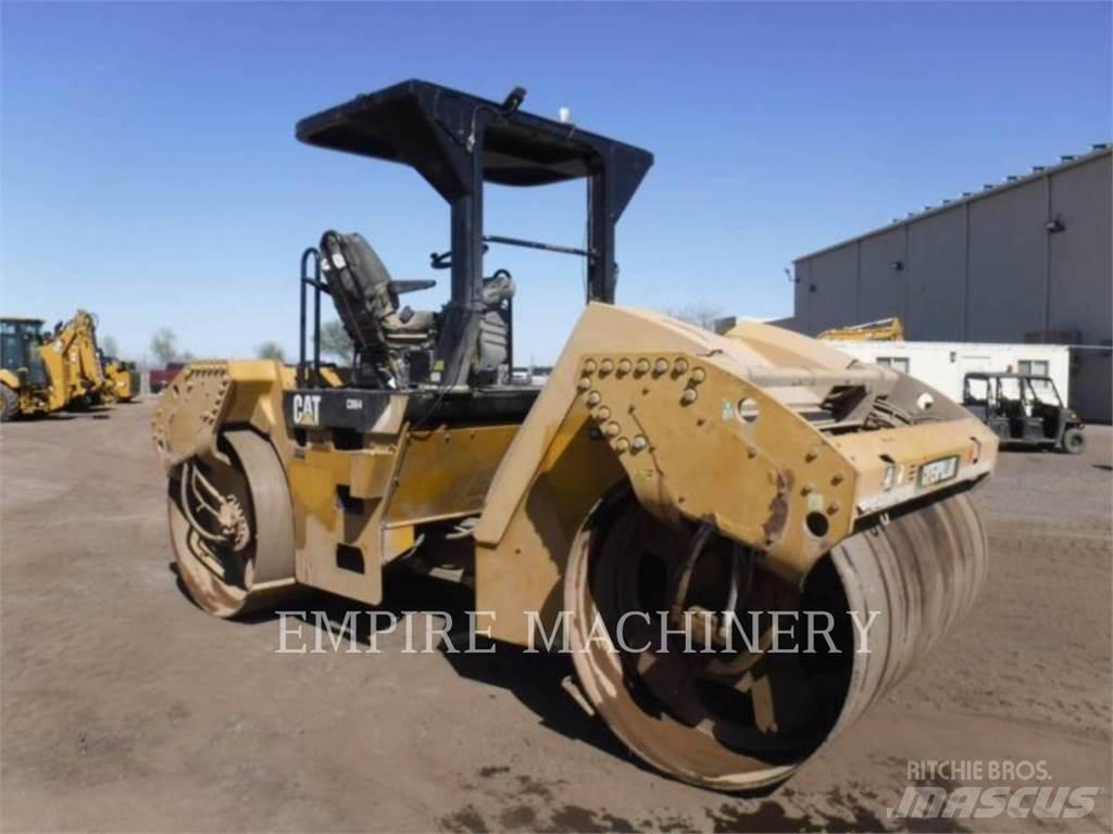 CAT CB64 双轮压路机