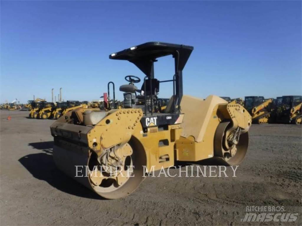 CAT CB64 双轮压路机