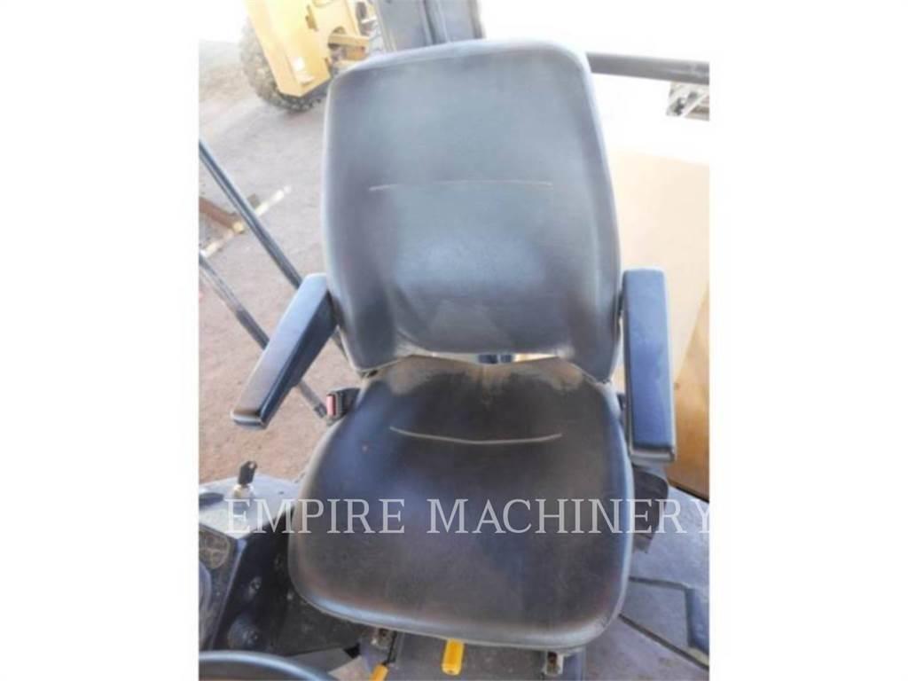 CAT CB64 双轮压路机