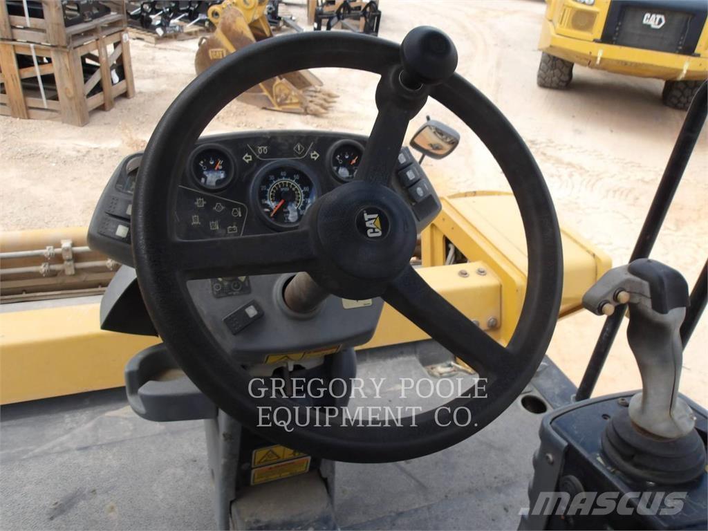 CAT CB64 双轮压路机