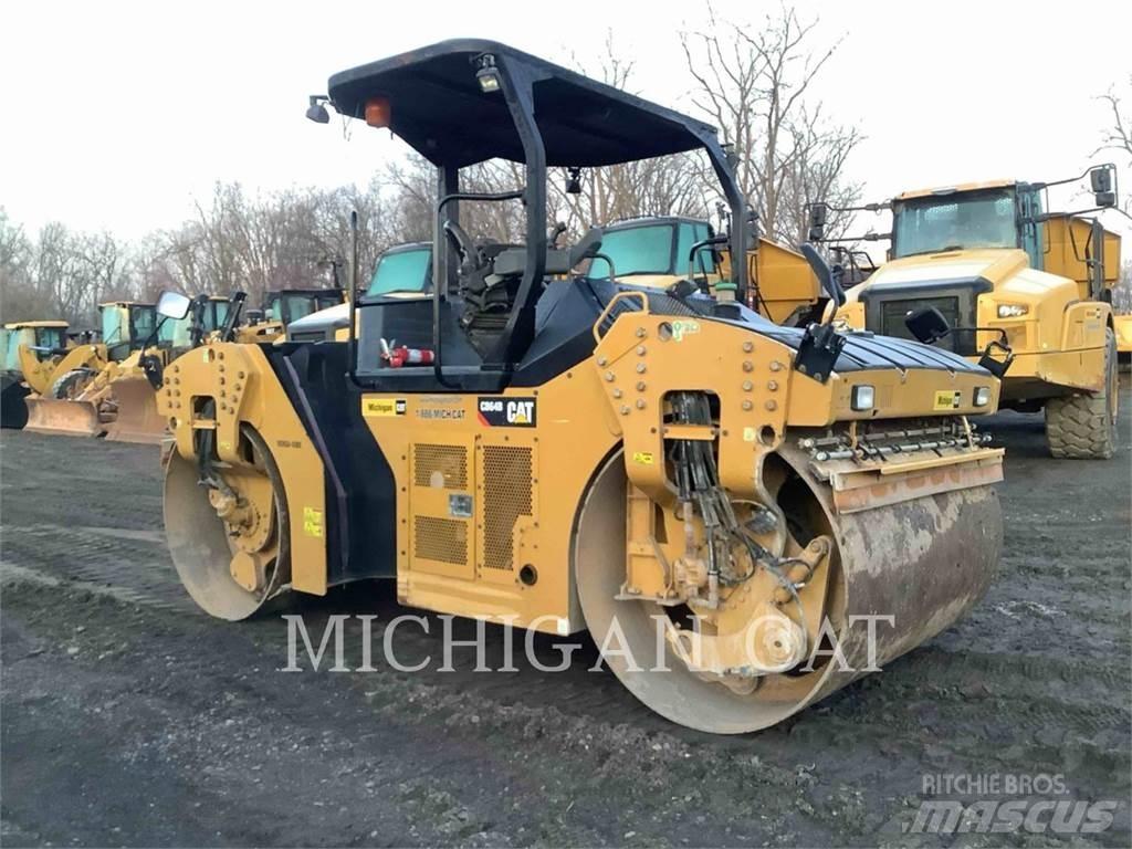 CAT CB64B 双轮压路机