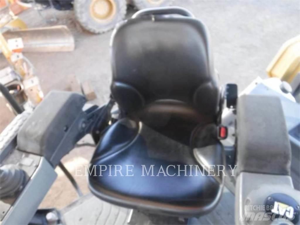 CAT CB66B 双轮压路机