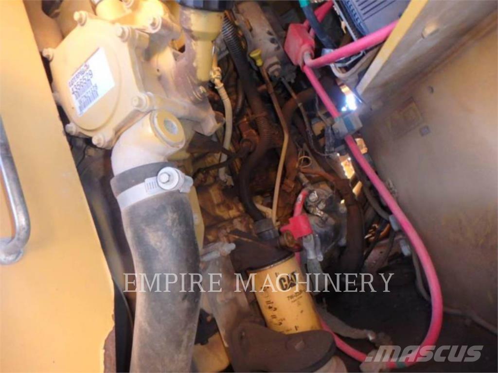 CAT CB66B 双轮压路机