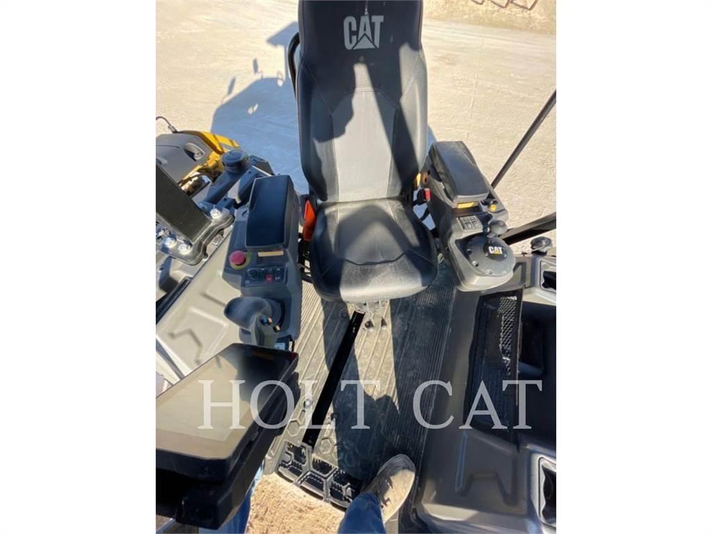 CAT CB7 单轮压路机