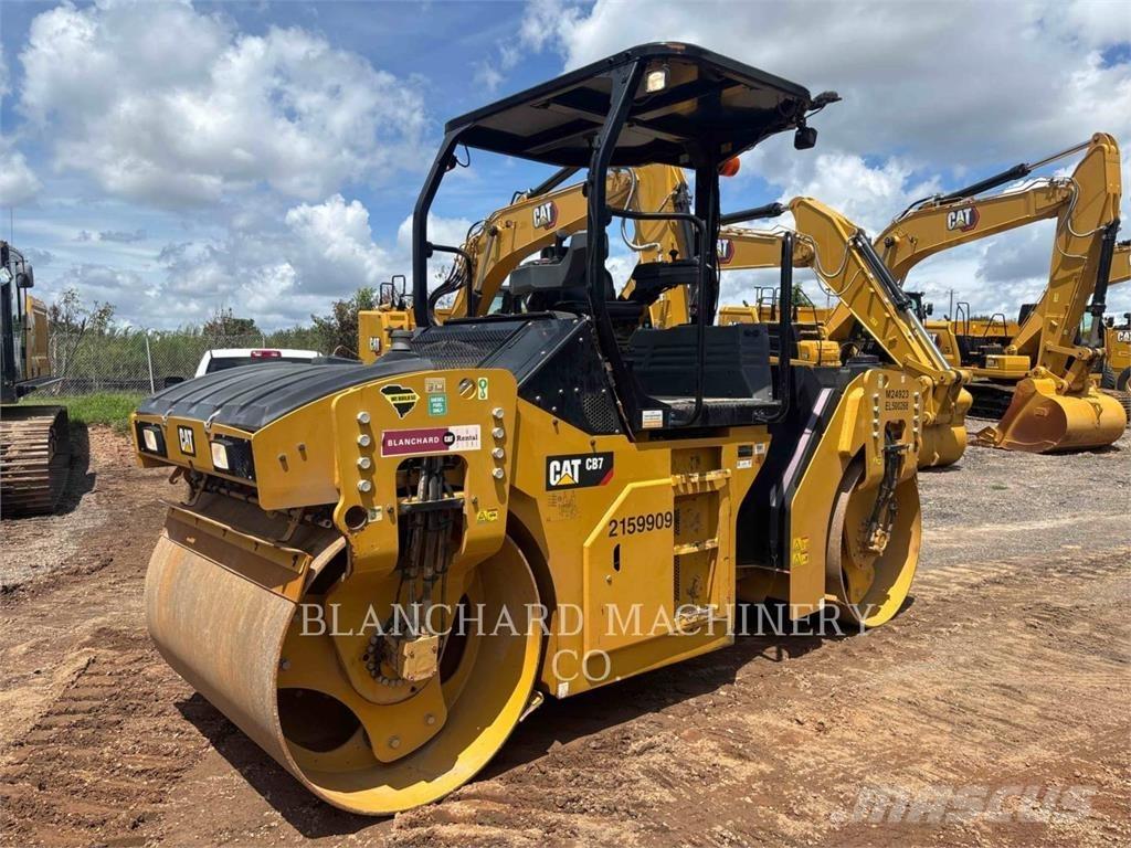 CAT CB7 双轮压路机