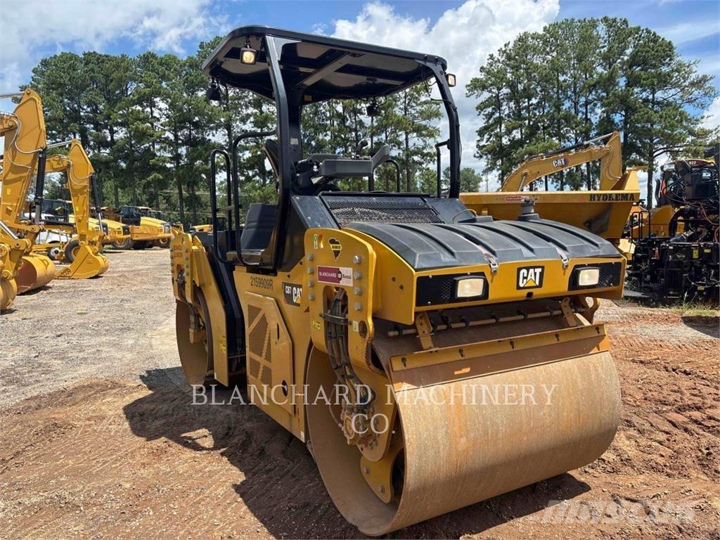 CAT CB7 双轮压路机