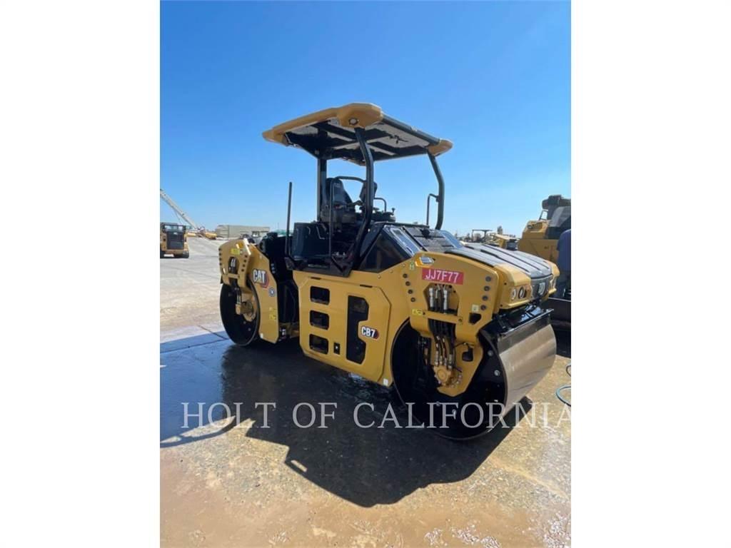 CAT CB7-02 双轮压路机
