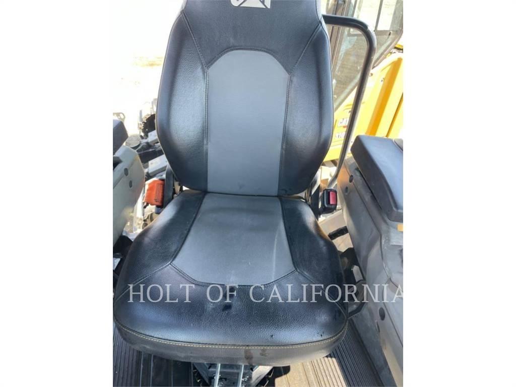 CAT CB7-02 双轮压路机