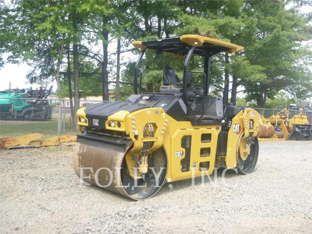 CAT CB7-02 双轮压路机