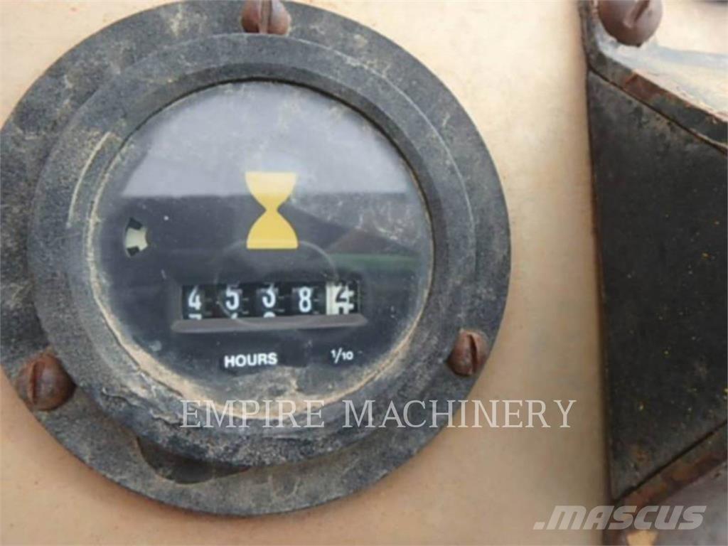 CAT CP323 单轮压路机