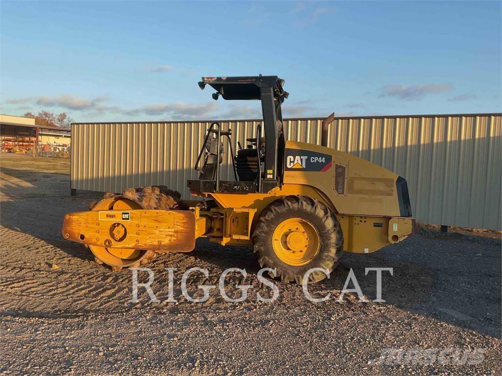 CAT CP44 土壤压实机