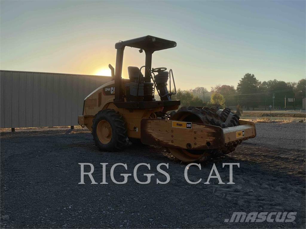 CAT CP44 土壤压实机