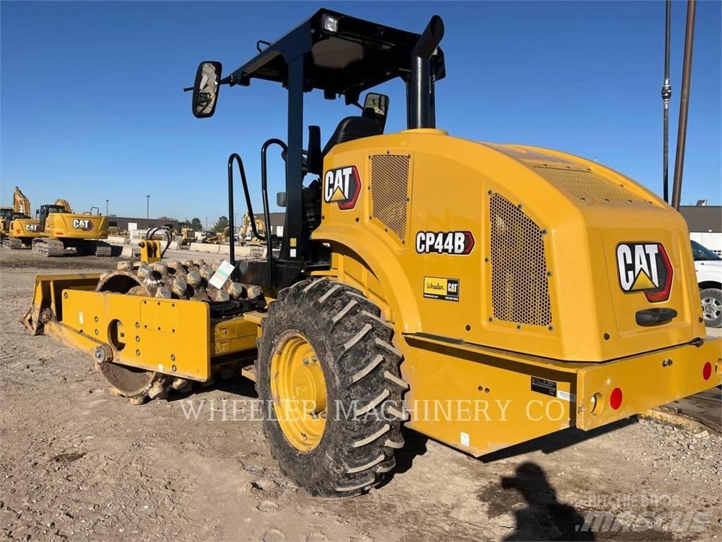 CAT CP44B 单轮压路机