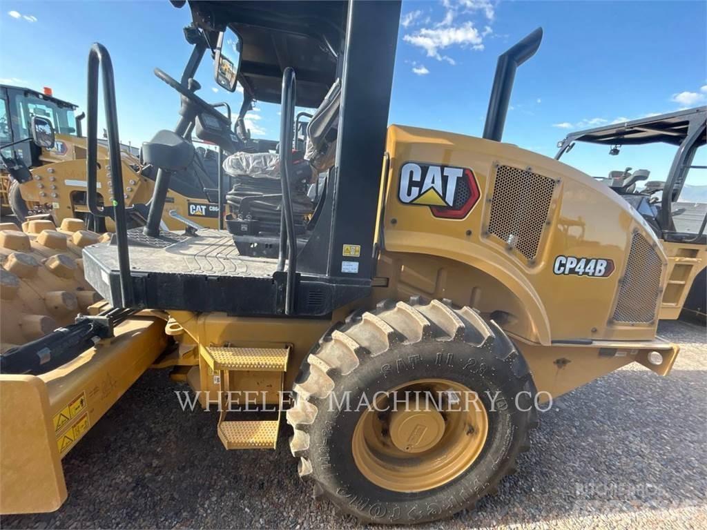 CAT CP44B 单轮压路机