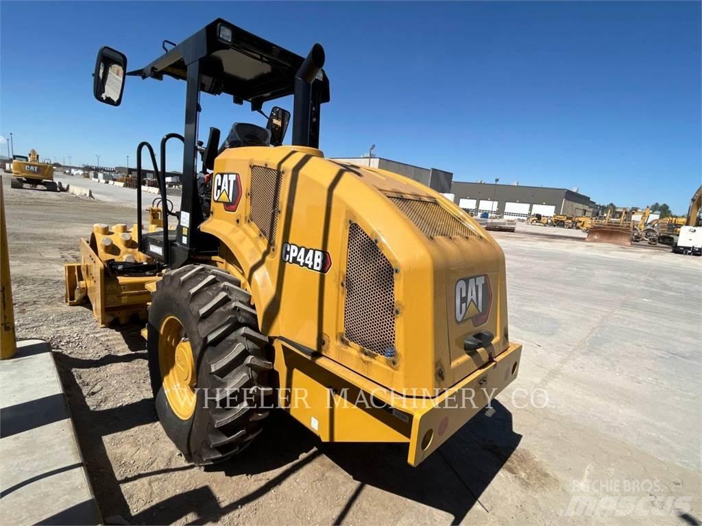 CAT CP44B 单轮压路机