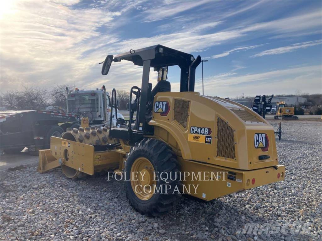 CAT CP44B 土壤压实机