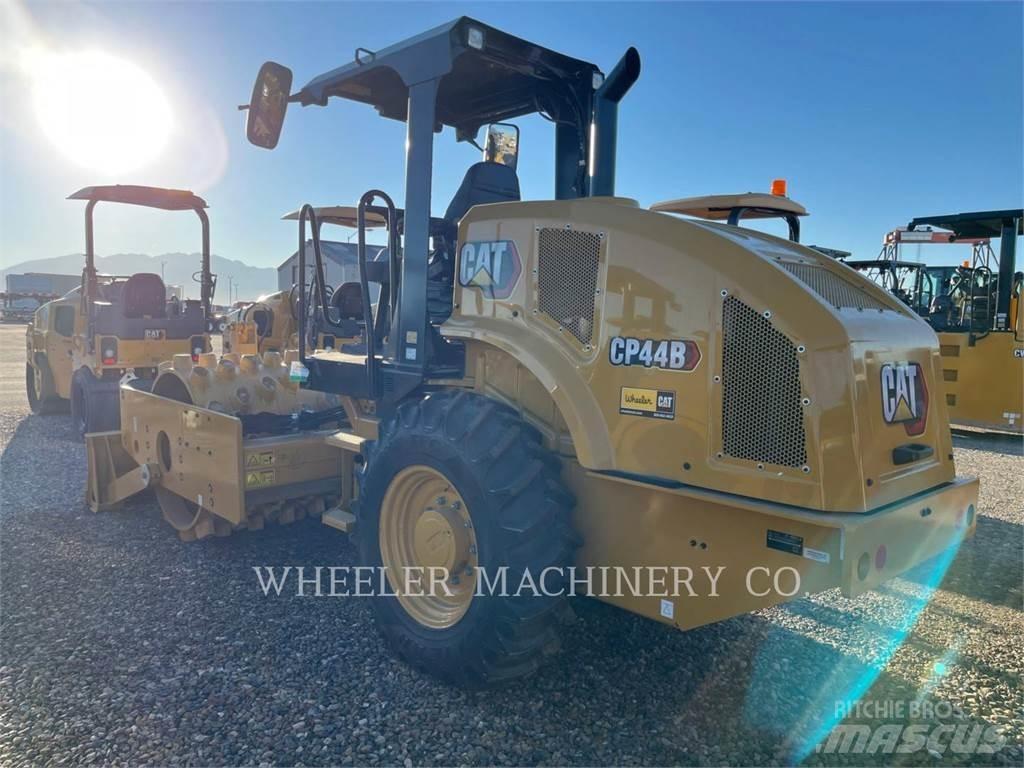 CAT CP44B 单轮压路机