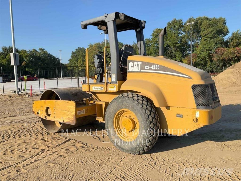 CAT CS433E 单轮压路机