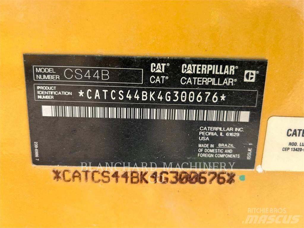 CAT CS44 单轮压路机