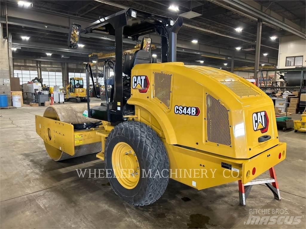 CAT CS44B 单轮压路机