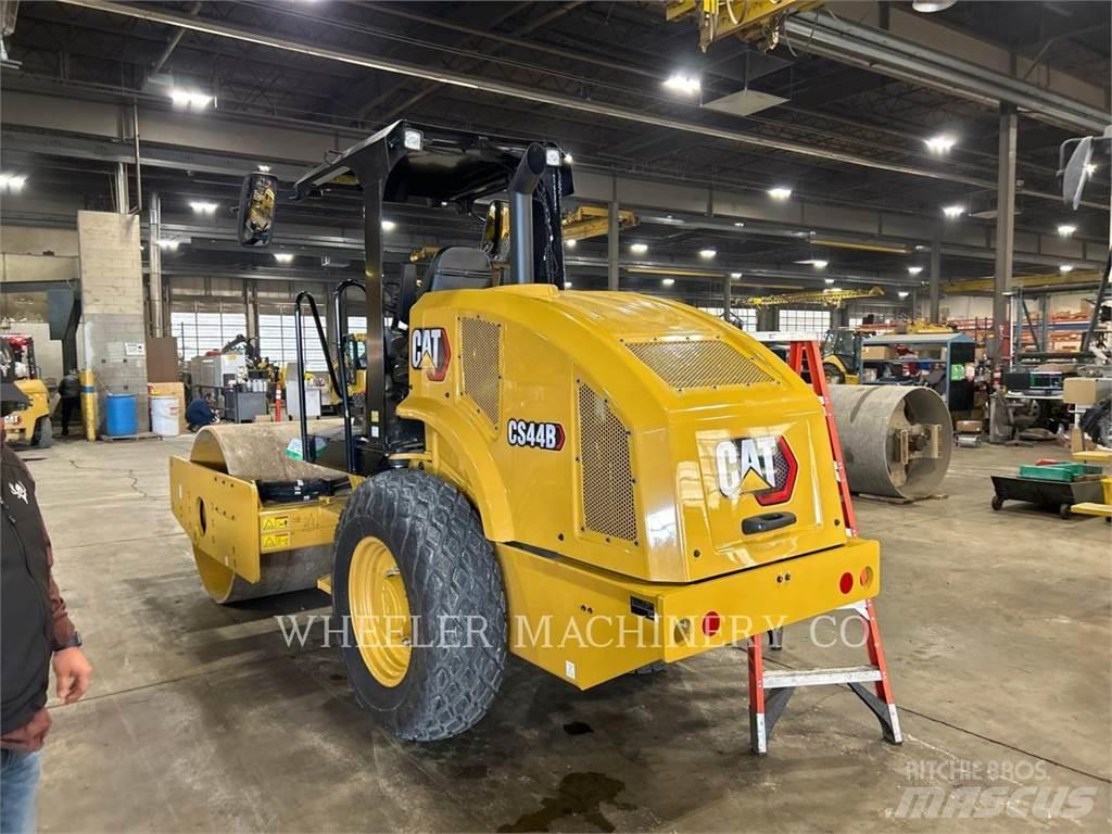 CAT CS44B 单轮压路机