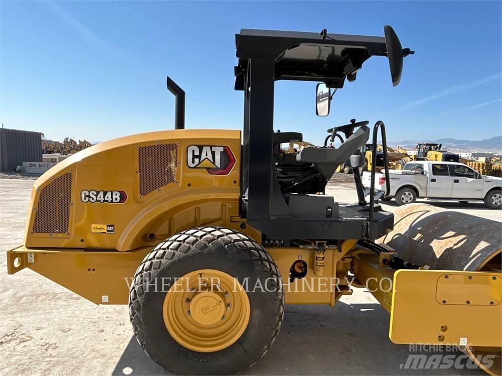 CAT CS44B 单轮压路机