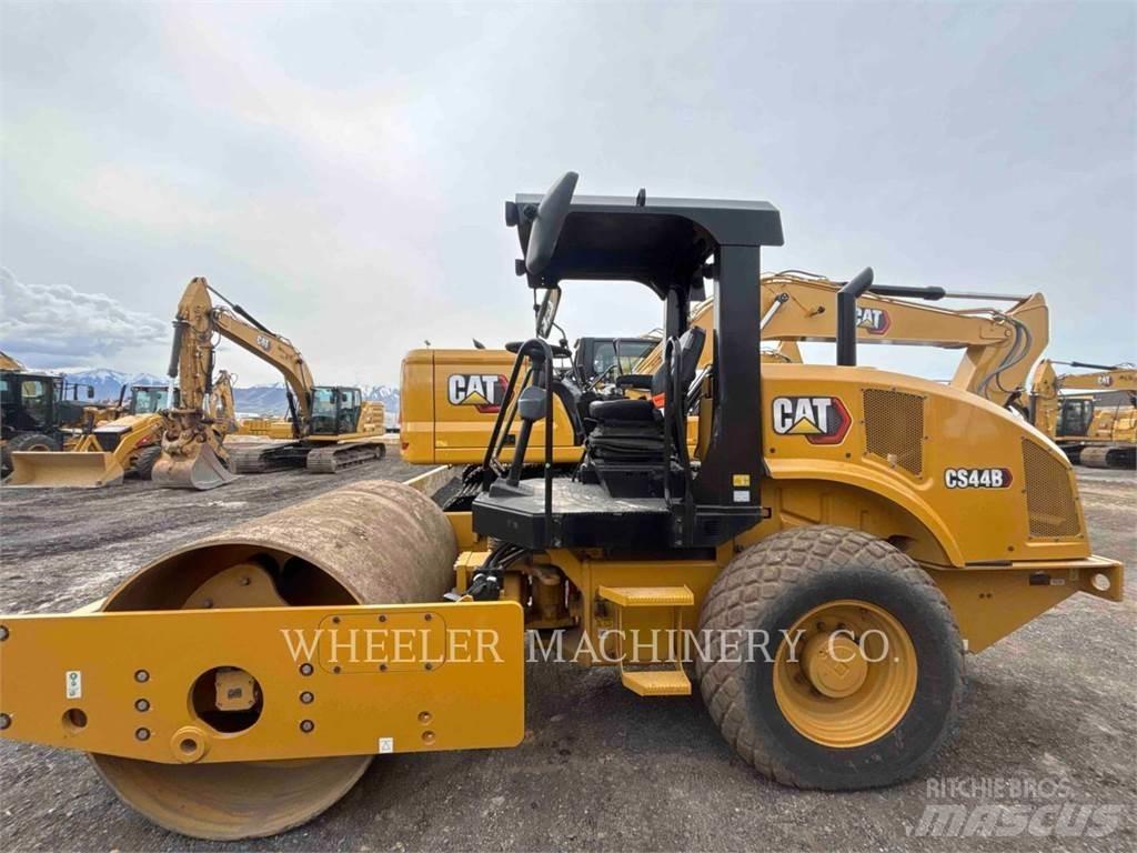 CAT CS44B 单轮压路机