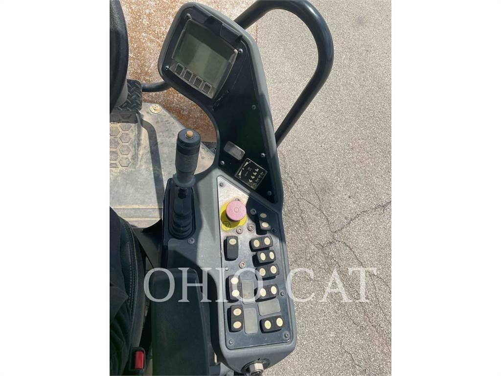 CAT CS44B 复合式压路机