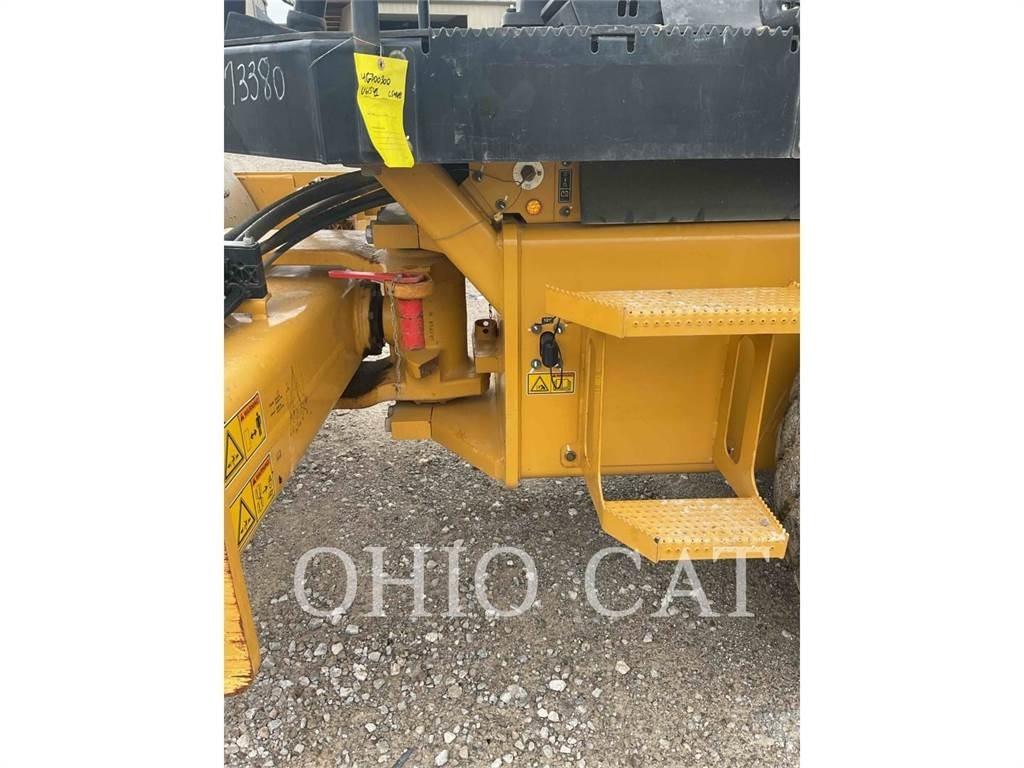 CAT CS44B 复合式压路机