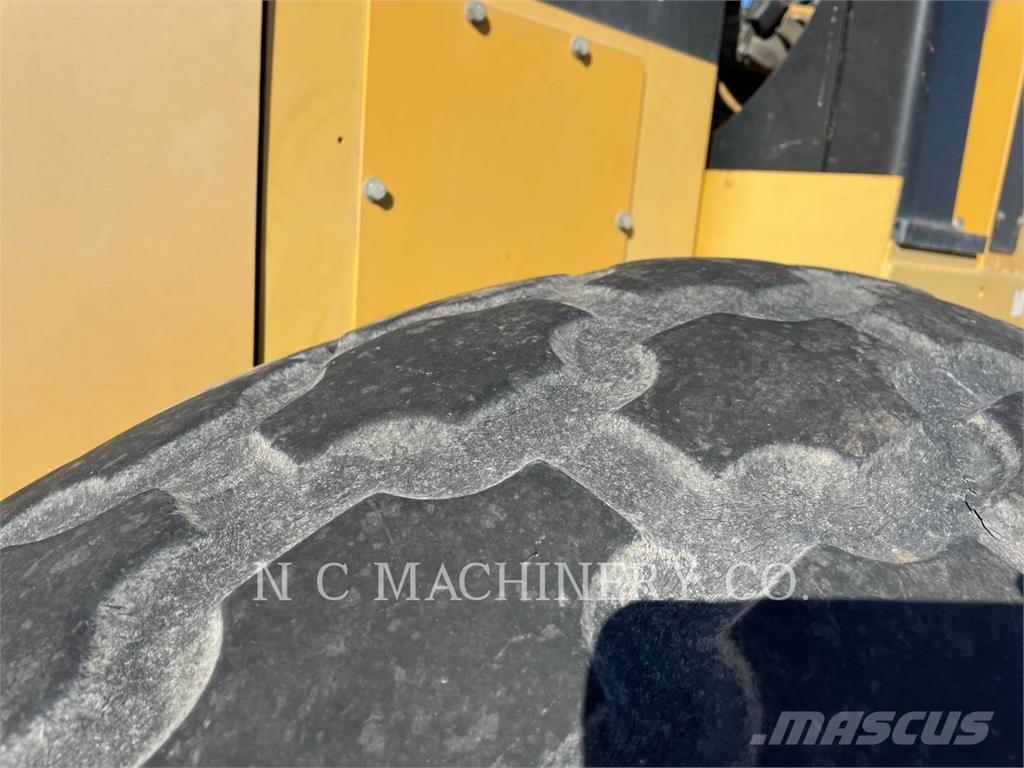 CAT CS54 沥青摊铺机