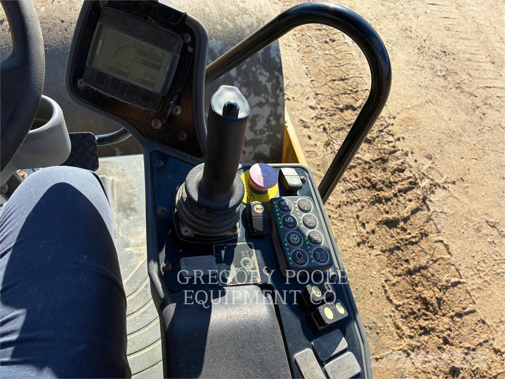 CAT CS54B 单轮压路机