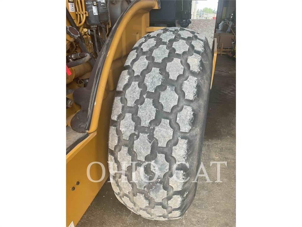CAT CS56B 复合式压路机