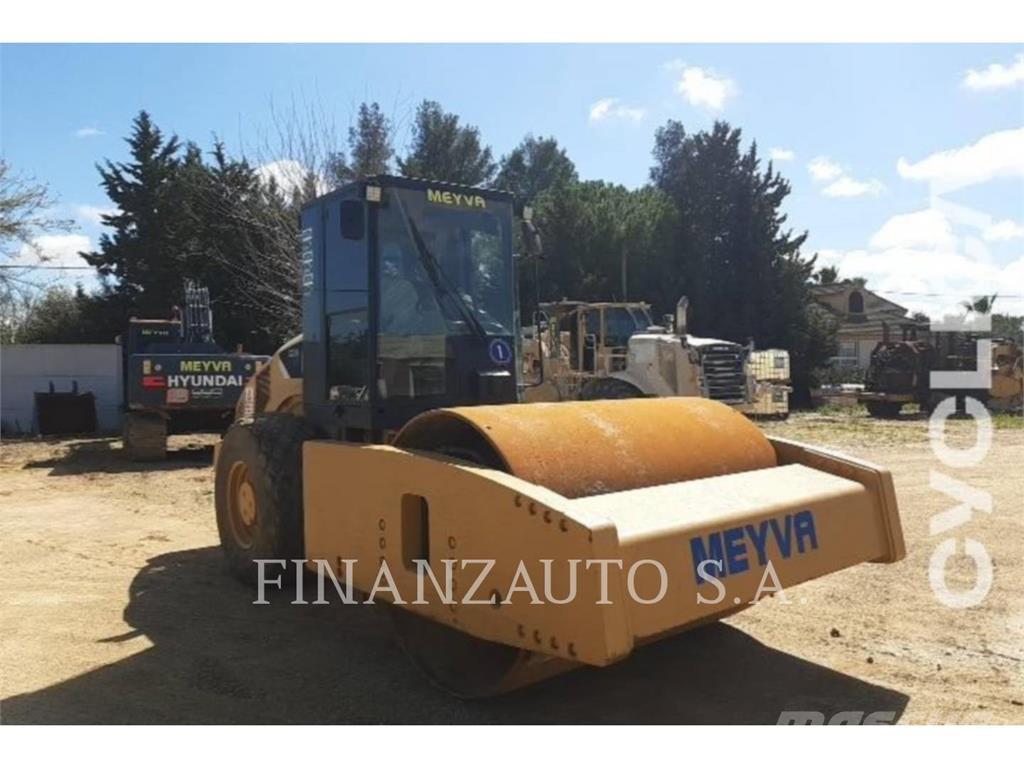 CAT CS76XTFV 单轮压路机