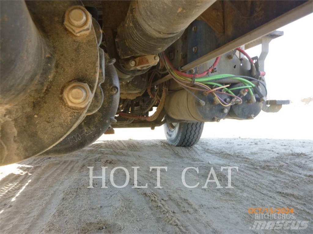 CAT CT660S SBA 6X4 油罐车