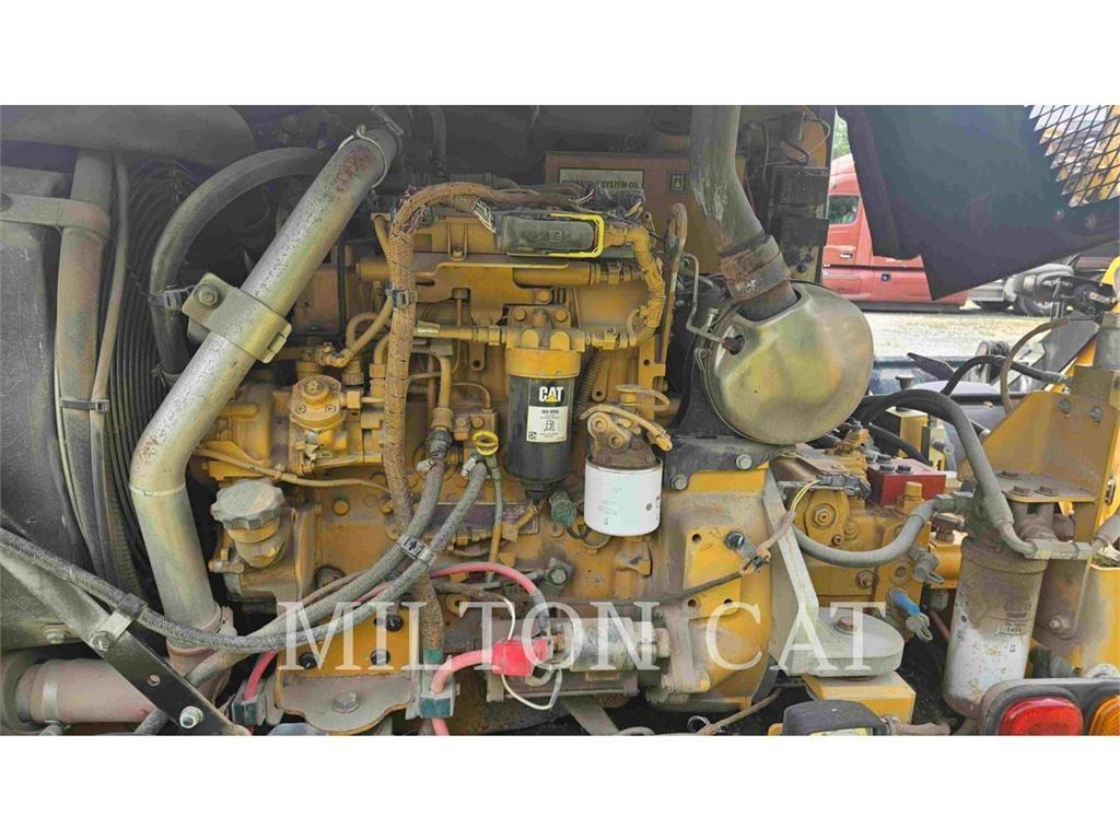 CAT CW14 胶轮压路机