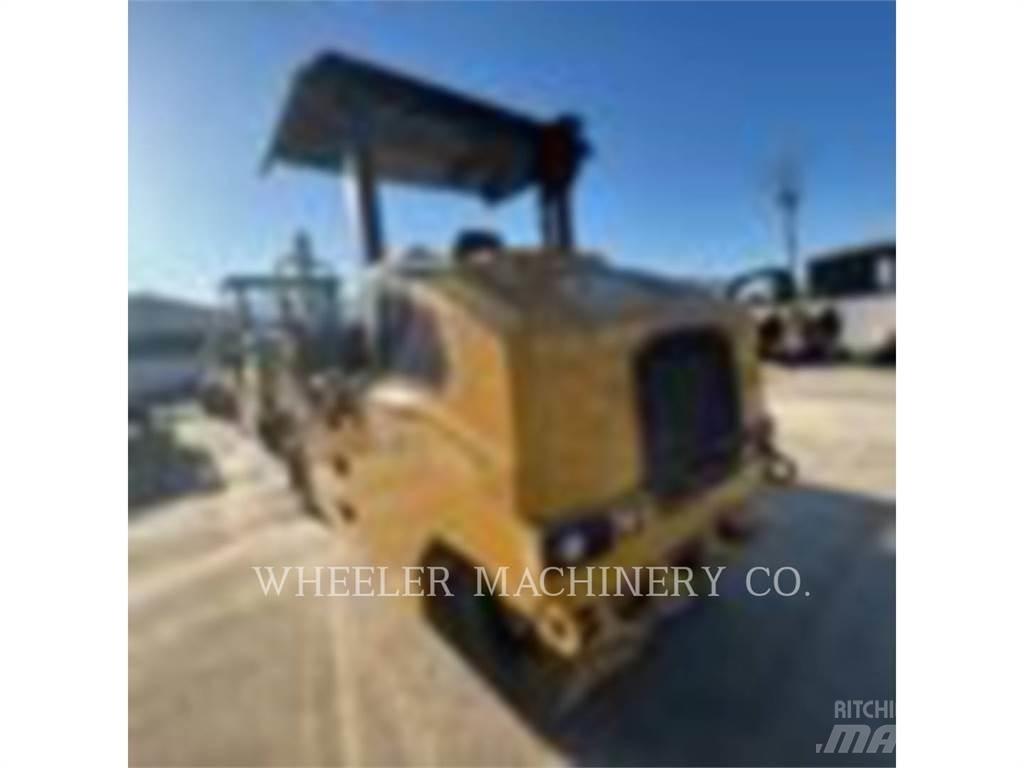 CAT CW16 胶轮压路机