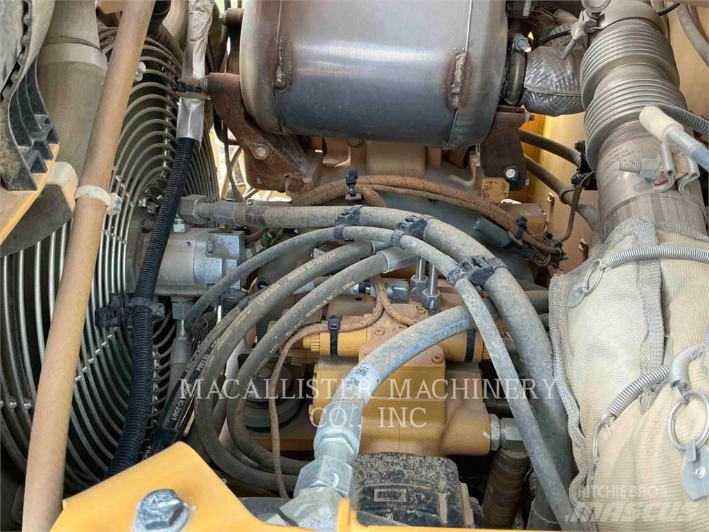 CAT CW16 胶轮压路机