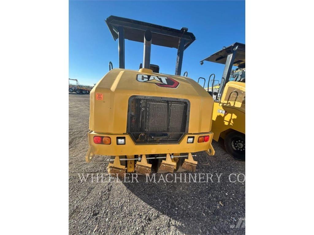 CAT CW16 胶轮压路机